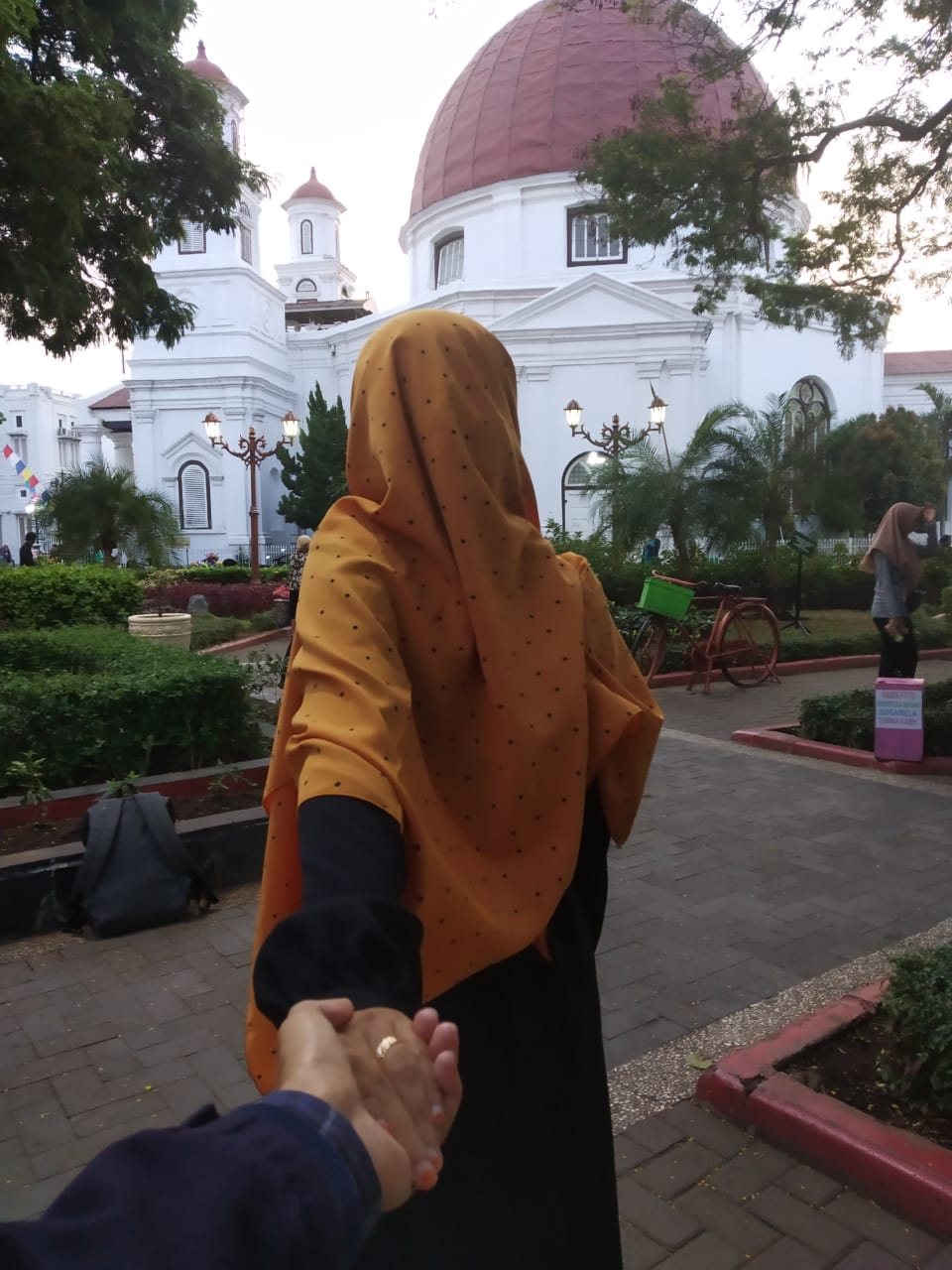 Zulhaj dan Febri berjalan bergandengan di kota lama