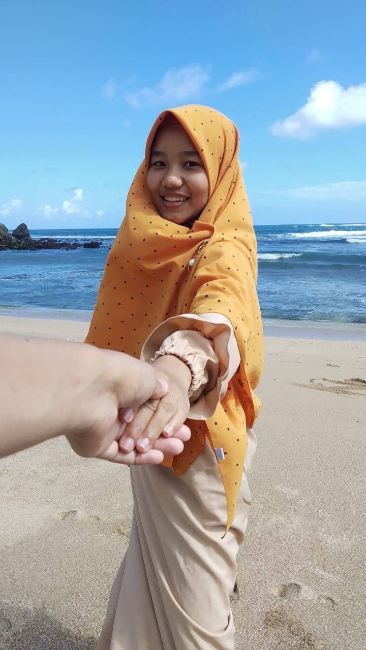 Febri menggandeng Zulhaj di pantai