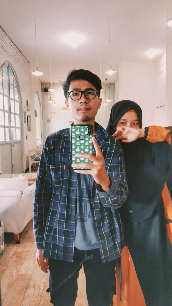 Zulhaj dan Febri berfoto di depan cermin
