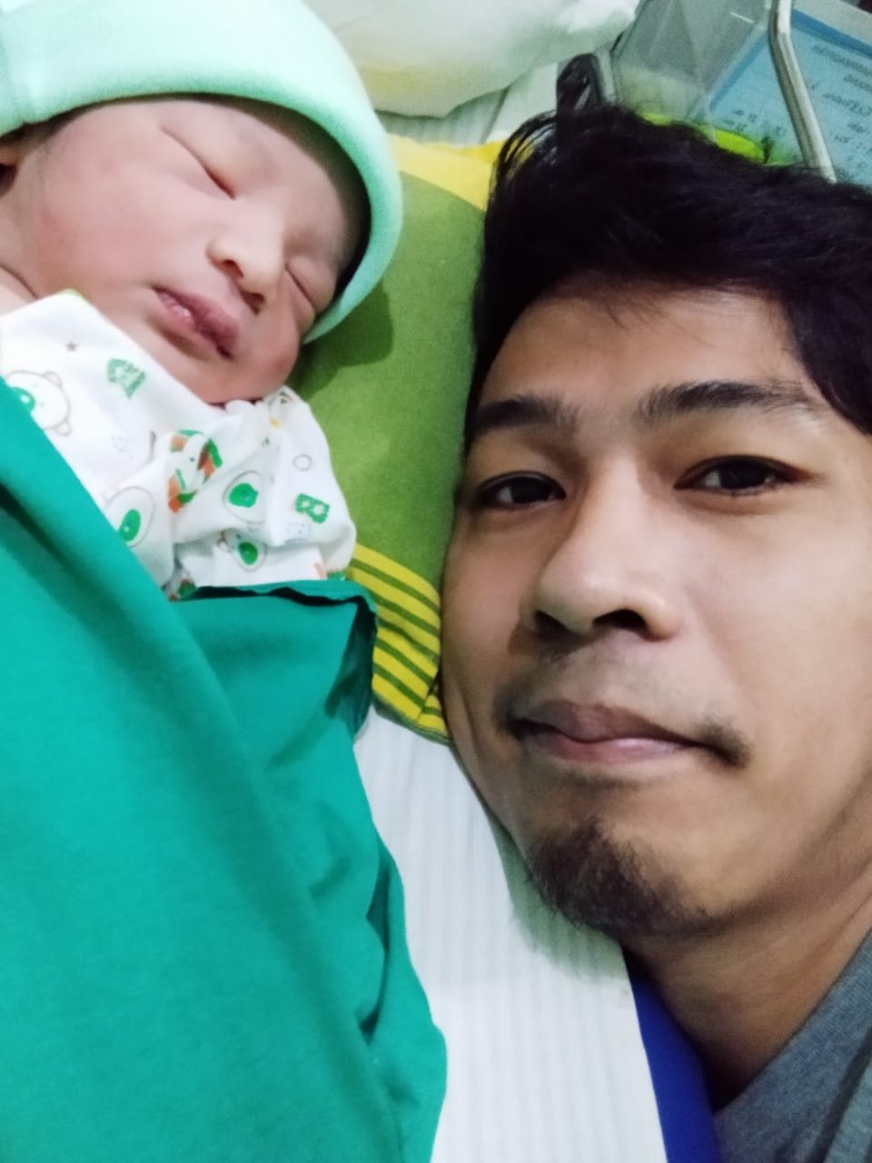 Zulhaj bersama bayi yang baru lahir