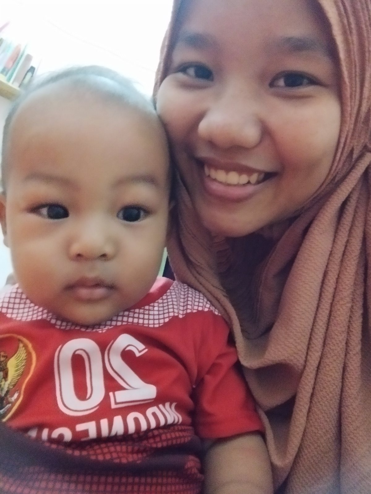 Febri berfoto bersama anak