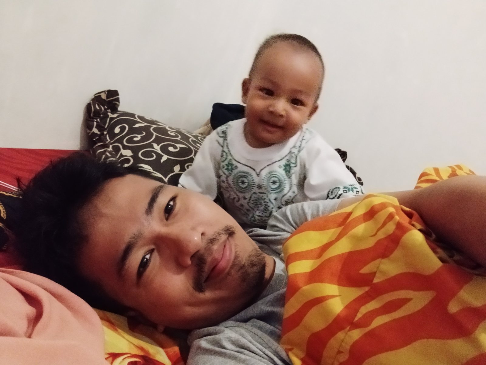 Zulhaj dan Febri bermain bersama anak di rumah
