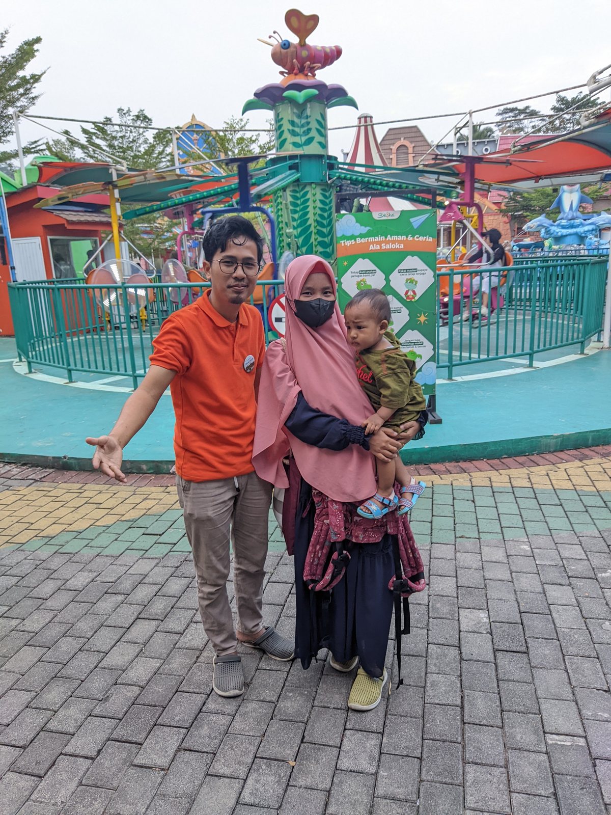 Keluarga berjalan-jalan di tempat wisata