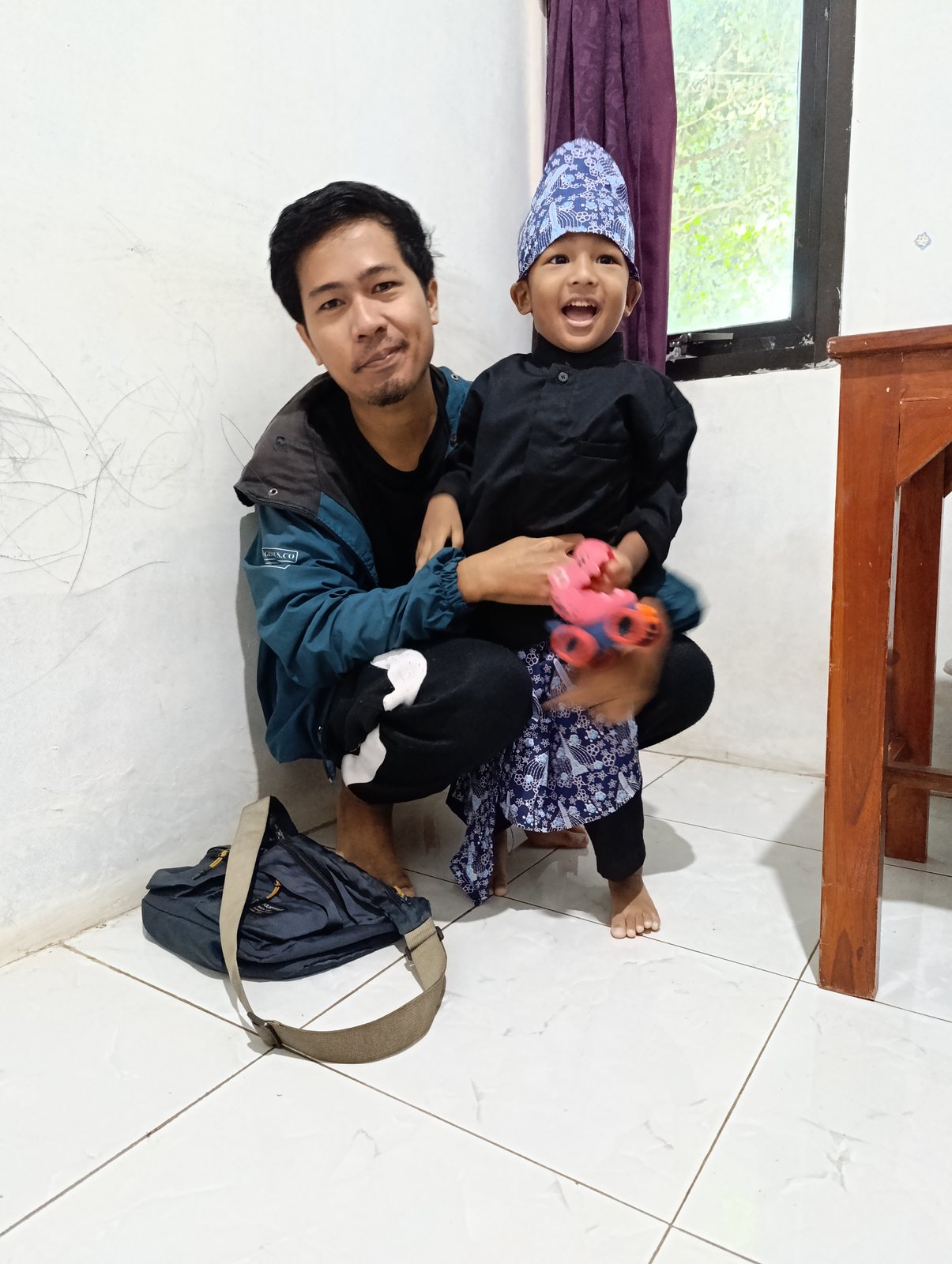 Zulhaj, Febri, dan anak berfoto bersama