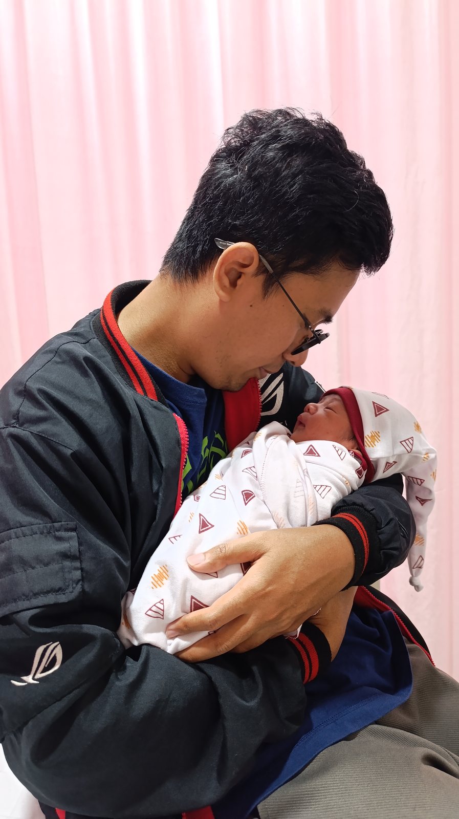 Zulhaj menggendong bayi yang baru lahir