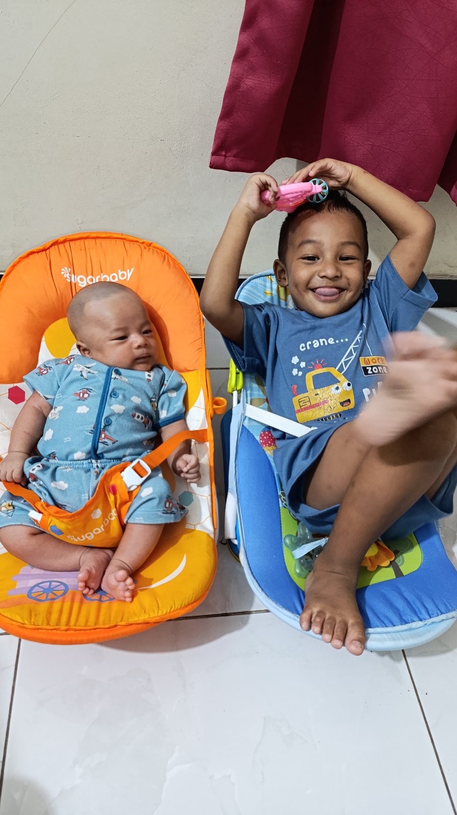 Kakak duduk bersama adiknya