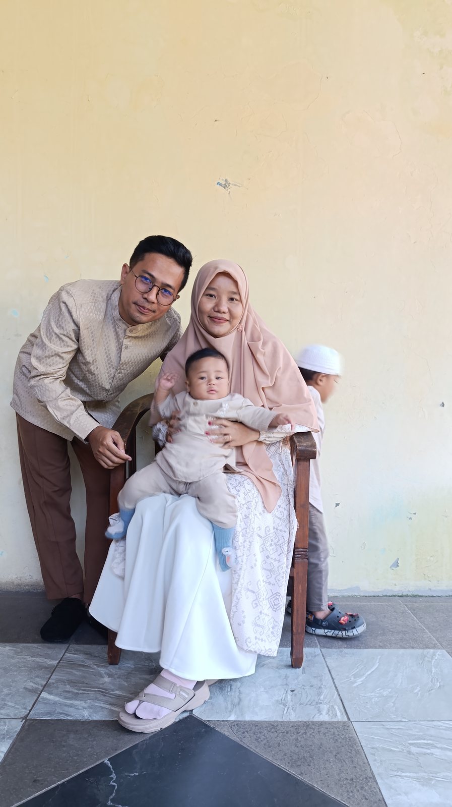 Potret terbaru keluarga Zulhaj dan Febri berempat