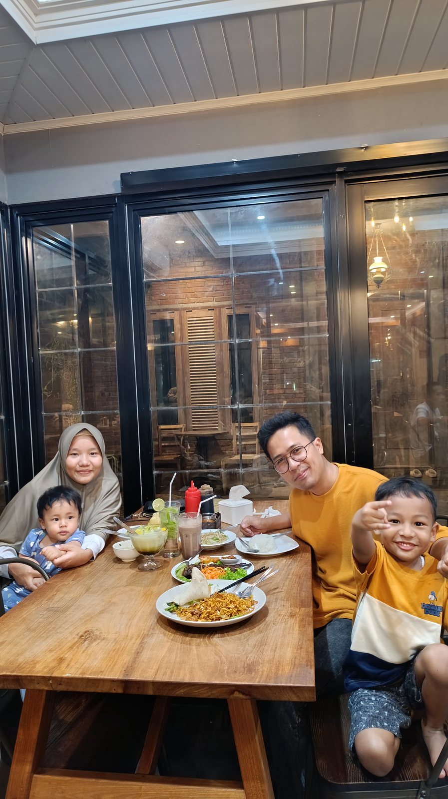 Keluarga makan bersama